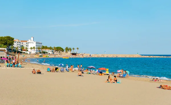 Hospitalet Del Infant Spain Июля 2020 Года Люди Пляже Ареналь — стоковое фото