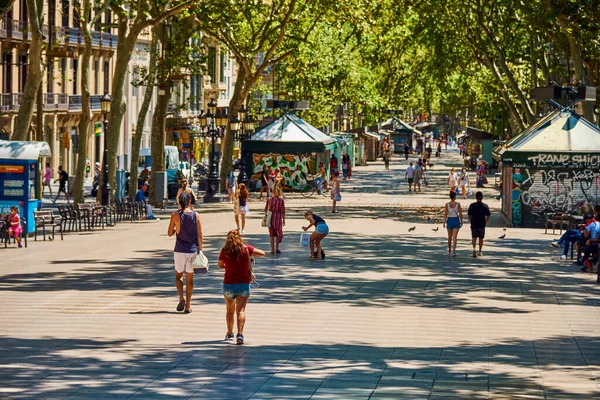 Barcelona Hiszpania Sierpnia 2020 Niewiele Osób Przechodzi Obok Popularnej Alei — Zdjęcie stockowe
