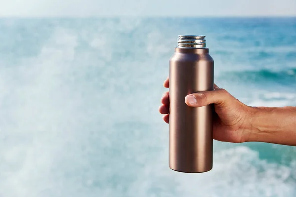 Closeup Man Aluminum Reusable Water Bottle His Hand Front Ocean — Stock Photo, Image