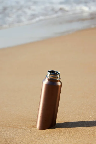 Close Uma Garrafa Água Reutilizável Alumínio Litoral Uma Praia Solitária — Fotografia de Stock