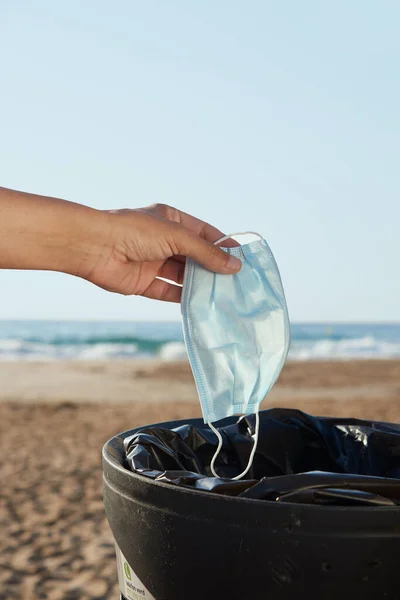 Closeup Caucasian Man Throwing Used Face Mask Trash Bin Beach — Stock Photo, Image