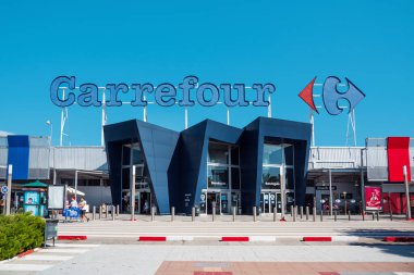 EL PRAT DE LLOBREGAT, İspanya - 7 Ağustos 2020: Carrefour hipermarketinin ana cephesi, İspanya 'nın popüler bir hipermarket zinciri ve Avrupa' nın en önemli hipermarket zincirlerinden biri