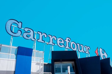 EL PRAT DE LLOBREGAT, İspanya - 7 Ağustos 2020: Carrefour hipermarket logosu, İspanya 'nın popüler bir hipermarket zinciri ve Avrupa' nın en önemli hipermarket zincirlerinden biri