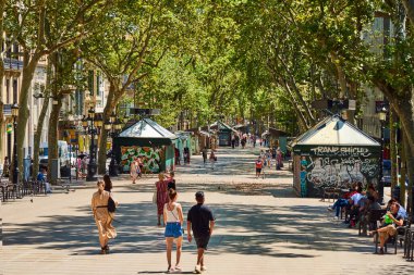 BARCELONA, SPAIN - 7 AĞUSTOS 2020: Barselona 'da popüler Las Ramblas' ın yanından geçen çok az insan, Covid-19 salgını sırasında, genellikle şehrin en kalabalık yaya caddesi olan