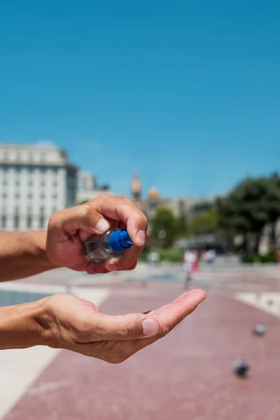 人気のカタルーニャ広場 バルセロナ スペイン 街の中心部のメイン広場で手消毒剤で手を消毒した男の閉鎖は Covid 19パンデミックのために捨てられました — ストック写真