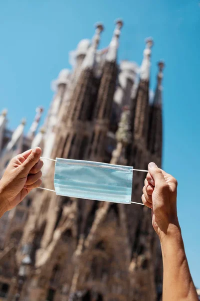 Primer Plano Hombre Sosteniendo Una Máscara Azul Frente Sagrada Familia — Foto de Stock