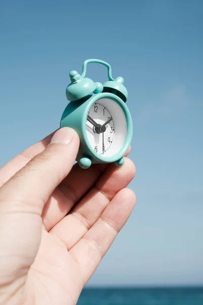 Primer Plano Hombre Caucásico Sosteniendo Pequeño Reloj Despertador Verde Pastel — Foto de Stock