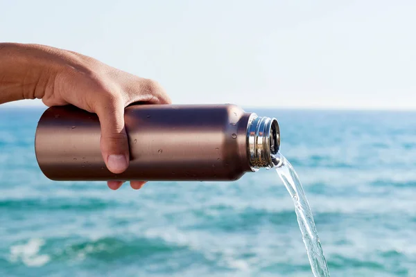 Gros Plan Homme Versant Eau Une Bouteille Eau Réutilisable Aluminium — Photo