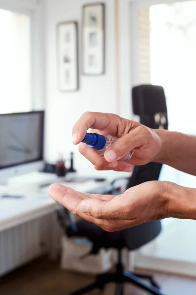 Närbild Ung Kaukasier Sitt Kontor Desinficera Händerna Med Handdesinfektionsmedel Från — Stockfoto