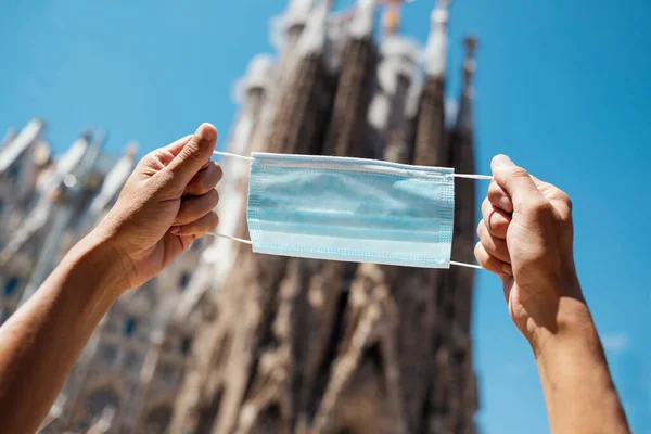 Primo Piano Uomo Con Una Maschera Blu Davanti Alla Sagrada — Foto Stock