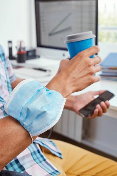 Närbild Ung Kaukasisk Man Sitter Vid Sitt Skrivbord Bär Sin — Stockfoto