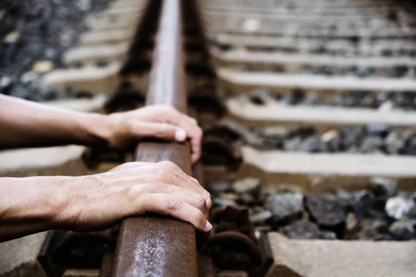 Primer Plano Las Manos Hombre Caucásico Las Vías Del Ferrocarril — Foto de Stock