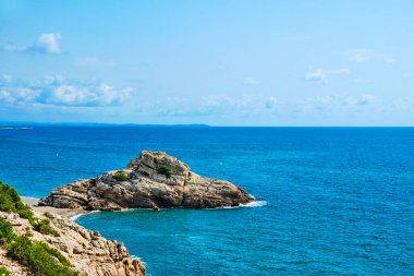 Illot del Torn 'un manzarası, İspanya' nın hastanitalet del Infant kentindeki Tom Sahili 'ndeki eski bir gözlem kulesinin kalıntıları ile kaplı bir kaya oluşumu.