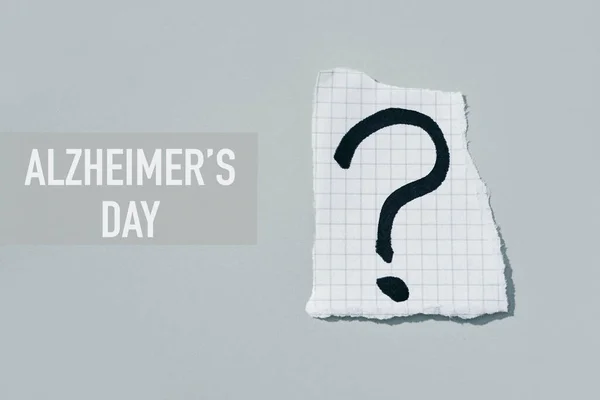 Bir Parça Kağıttaki Soru Işareti Gri Arkaplandaki Alzheimer Günü — Stok fotoğraf