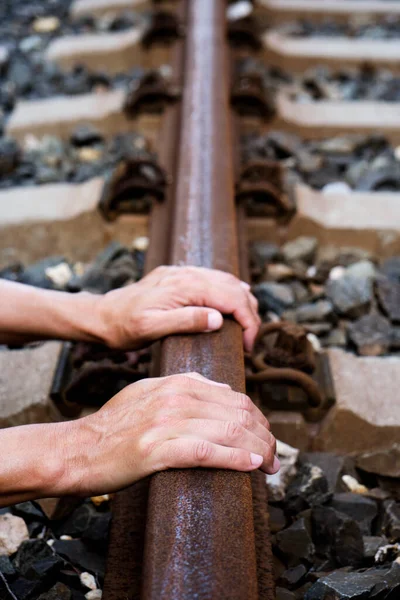 Närbild Händerna Kaukasisk Man Järnvägsspåren — Stockfoto