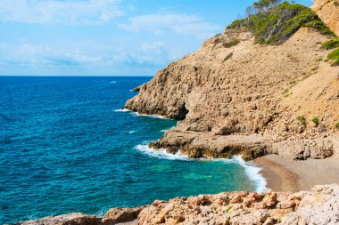 Llop Mari sahili ve Llop Mari deniz mağarası üzerinde, İspanya 'nın hastanitalet del Infant kentinde, Costa Dorada sahilinde.