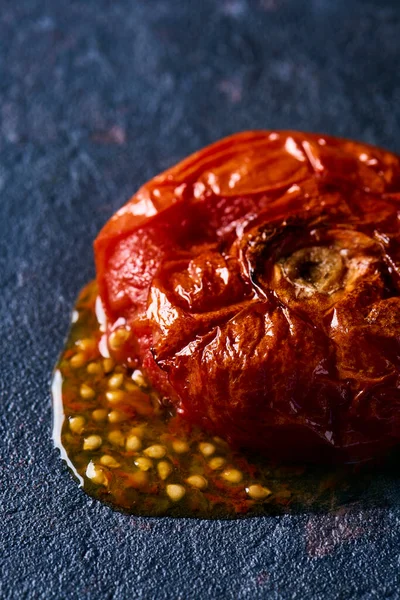 Zbliżenie Nieobranego Palonego Pomidora Jego Soku Oraz Nasion Rozlanych Czarnej — Zdjęcie stockowe