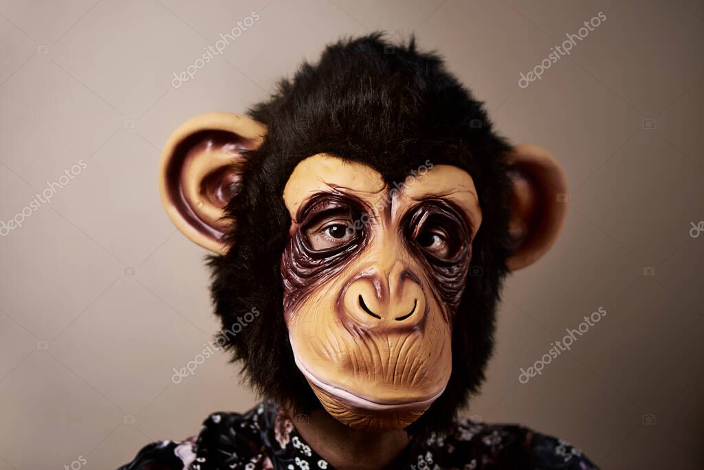 Ritratto Uomo Che Indossa Una Maschera Scimmia Uno Sfondo Beige - Foto  Stock: Foto, Immagini © nito103 409607560