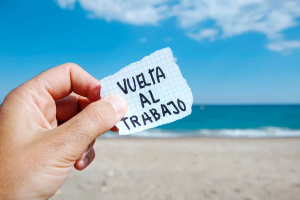 해변에서 코카서스인의 스페인어로 쓰여진 수있도록 원문이 들고서 — 스톡 사진