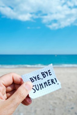 Sahilde, okyanusun önünde, üzerinde 