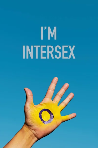 Közel Interszexuális Zászló Festett Tenyerébe Egy Fiatal Ember Szöveg Vagyok — Stock Fotó