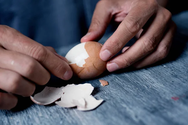 Closeup Dari Seorang Pria Kaukasia Muda Menghapus Kulit Telur Yang — Stok Foto