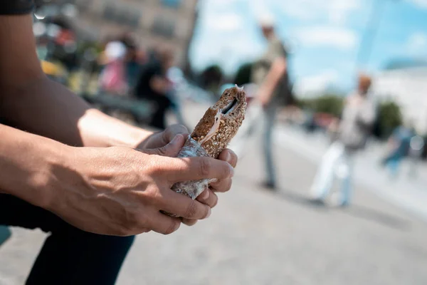 Közelkép Egy Fiatal Fehér Férfiról Farmerben Pólóban Pulykás Szendvicset Eszik — Stock Fotó