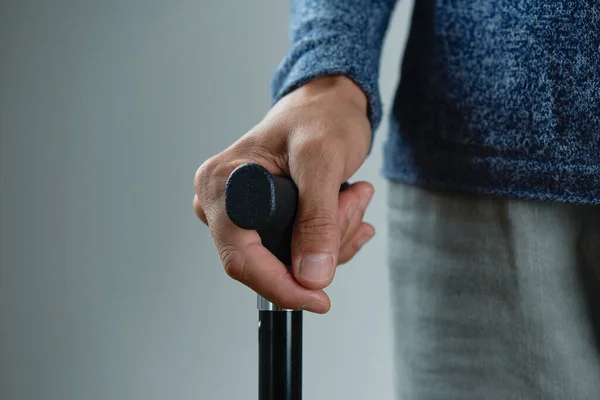 Close Van Een Blanke Man Met Behulp Van Een Wandelstok — Stockfoto