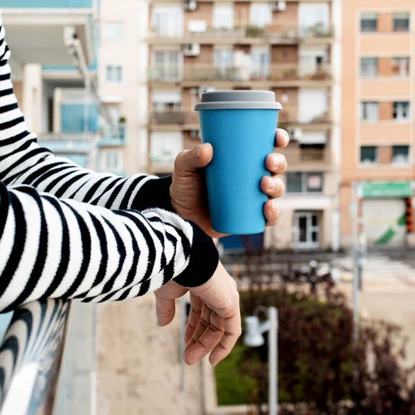 Zbliżenie Młodego Człowieka Rasy Kaukaskiej Ubranego Luźne Ubrania Pijącego Kawę — Zdjęcie stockowe