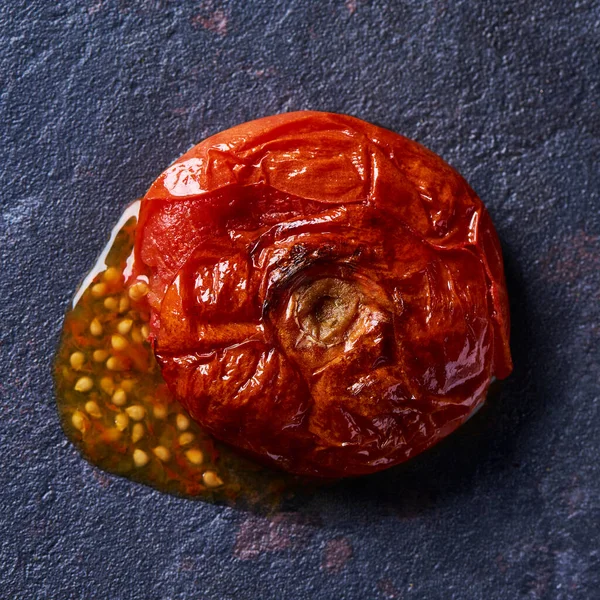 Closeup Tomate Assado Não Descascado Seu Suco Sementes Derramados Uma — Fotografia de Stock