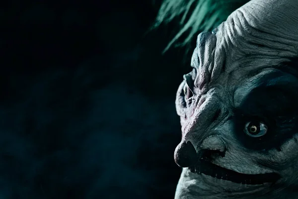 Nahaufnahme Eines Verstörenden Bösen Clowns Mit Grünen Haaren Vor Schwarzem — Stockfoto