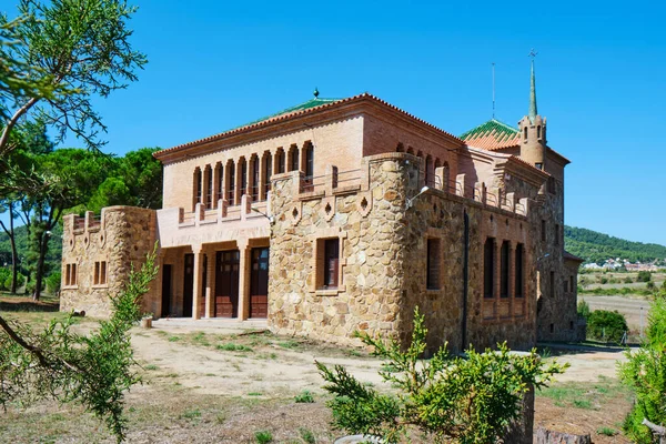 スペインのサンタ コロマ セルヴェロにあるコロニア グエルの学校の建物は 20世紀初頭に現代美術のレンガ造りの建物の中に建てられました — ストック写真