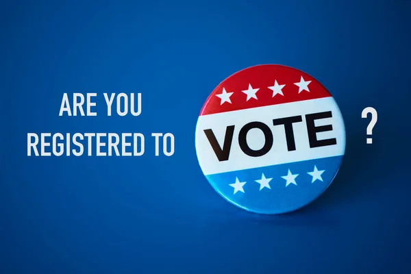 質問あなたは投票に登録されていますか 青い背景にアメリカの選挙の投票バッジがあります — ストック写真