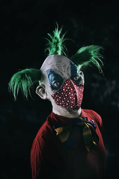 Närbild Störande Ond Clown Med Grönt Hår Bär Smutsig Röd — Stockfoto