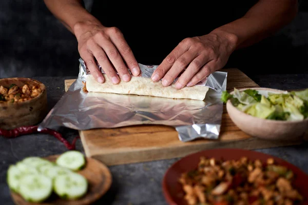 Closeup Jovem Caucasiano Preparando Durum Burrito Com Carne Frango Cozida — Fotografia de Stock