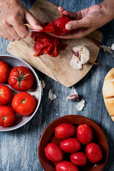 Vista Ángulo Alto Hombre Joven Caucásico Pelando Algunos Tomates Escaldados —  Fotos de Stock