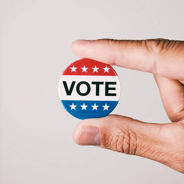 Close Jovem Caucasiano Com Crachá Voto Para Eleição Dos Estados — Fotografia de Stock