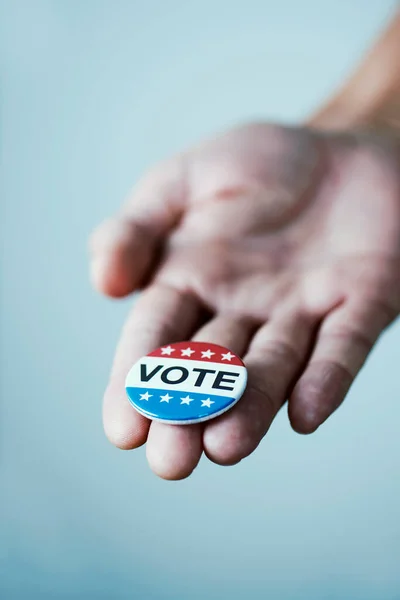 Primer Plano Joven Caucásico Con Una Insignia Voto Para Las — Foto de Stock