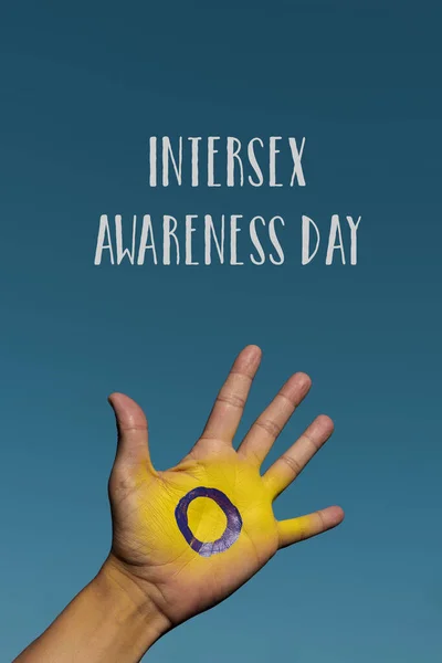 Closeup Της Σημαίας Intersex Ζωγραφισμένα Στην Παλάμη Του Χεριού Ενός — Φωτογραφία Αρχείου