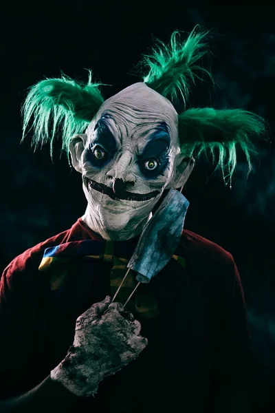 Nahaufnahme Eines Verstörenden Bösen Clowns Mit Grünen Haaren Einem Schmutzigen — Stockfoto