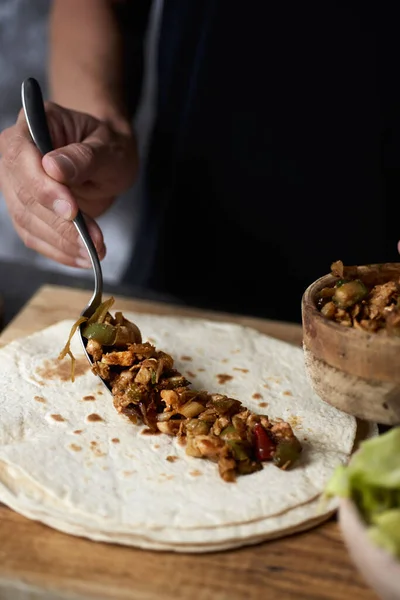 Close Jovem Caucasiano Preparando Durum Burrito Com Carne Frango Cebola — Fotografia de Stock