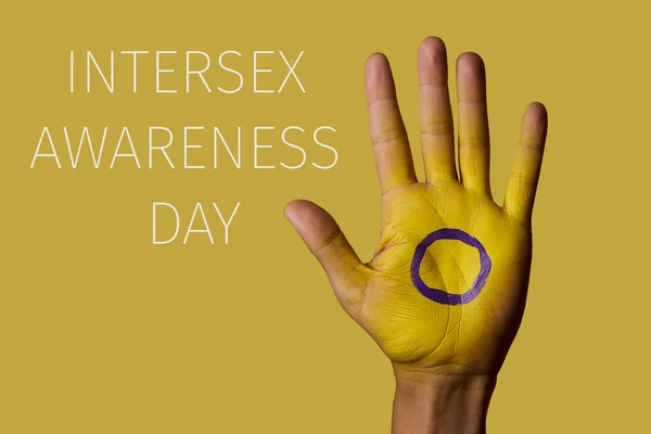 Closeup Της Σημαίας Intersex Ζωγραφισμένα Στην Παλάμη Του Χεριού Ενός — Φωτογραφία Αρχείου