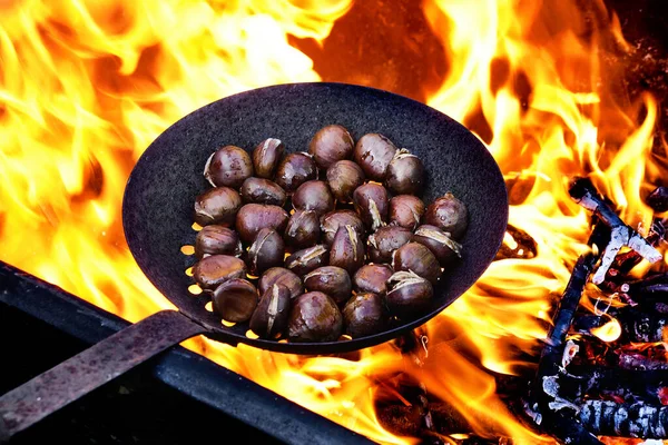 Algumas Castanhas Assadas Uma Frigideira Com Buracos Uma Fogueira Catalunha — Fotografia de Stock