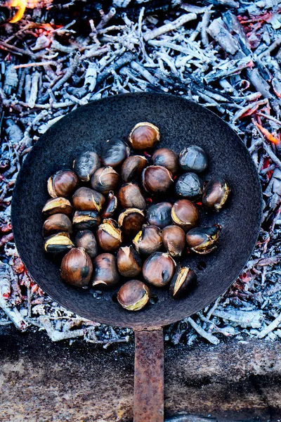 Hög Vinkel Slöja Några Kastanjer Som Rostas Skillet Med Hål — Stockfoto