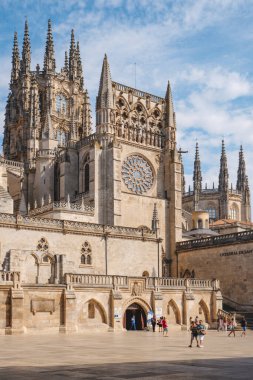 Burgos, İspanya - 13 Temmuz 2025: Bazı turistler güneşli bir yaz öğleden sonrasında Burgos Katedrali 'nin girişinde toplandılar.