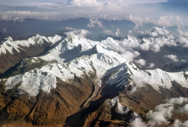 秘鲁安第斯山脉的白雪皑皑的山峰 — 图库照片