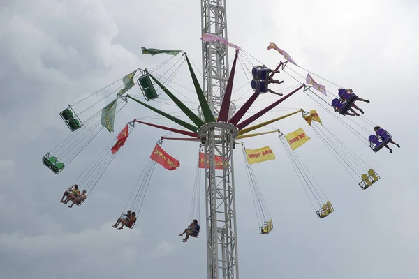 Parque de diversões em County Fair — Fotografia de Stock