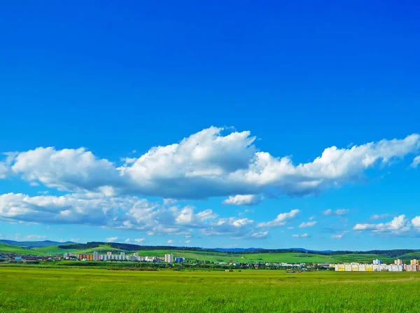 Landschap Met Stad Bewolkte Lucht — Stockfoto