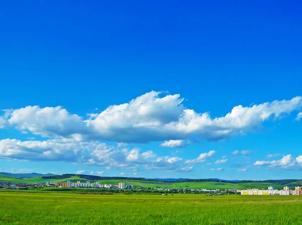 Landskap Med Stad Och Molnig Himmel — Stockfoto