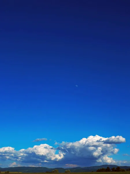 Landschaft Mit Mond Und Bewölktem Himmel — Stockfoto